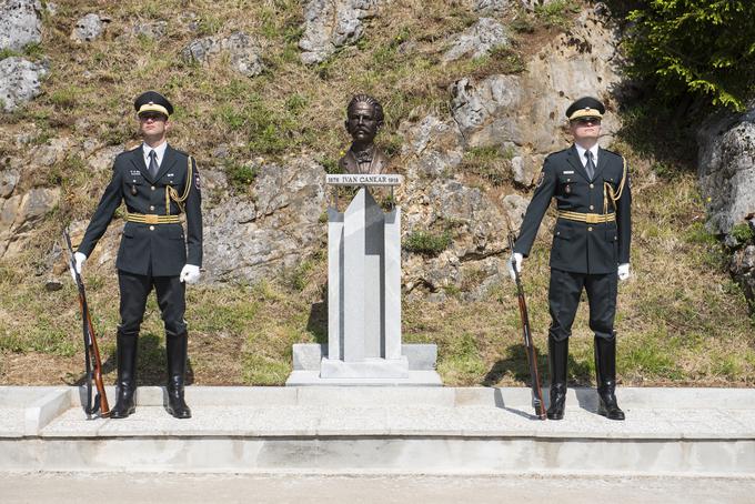 V vrhniški vojašnici, ki nosi njegovo ime, so danes odkrili Cankarjev doprsni kip. | Foto: STA ,
