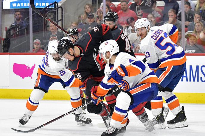 Carolina NHL | Hokejisti so s 5:2 premagali New York Islanders in v seriji zmag vodijo s 3:0. | Foto Getty Images