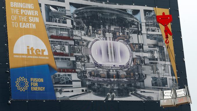 Nemci niso edini, ki raziskujejo možnost izkoriščanja energije jedrskega zlivanja. V Franciji trenutno poteka gradnja eksperimentalnega reaktorja, ki ga je naročila mednarodna organizacija za raziskave potenciala fuzijske energije ITER. Ta reaktor je drugačen od nemškega Wendelstein 7-X, obliki pravijo tokamak. Zraven je pripis: "Moč Sonca prinašamo na Zemljo." | Foto: Reuters
