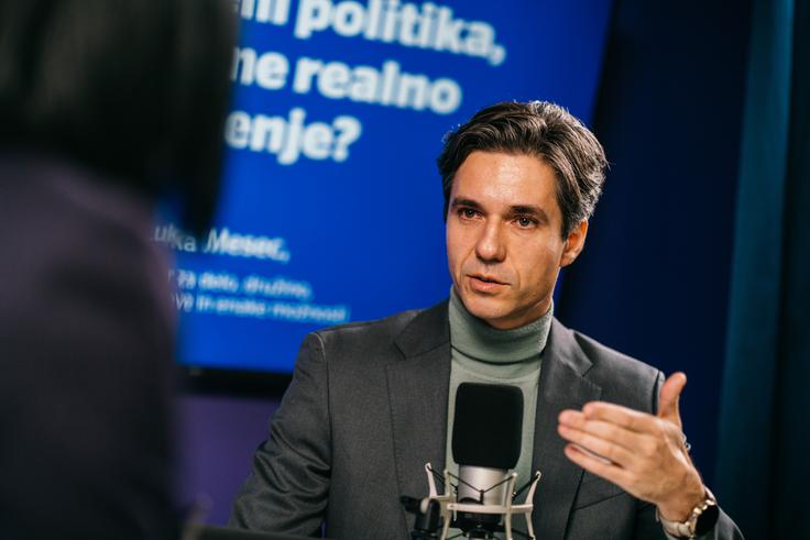 Minister je v Spotkastu pojasnil, da je ukrep 80/90/100 nastal kot odgovor na realne omejitve starejših delavcev, ki pred upokojitvijo pogosto ne zmorejo več delati pod enakimi pogoji kot prej. | Foto: Jan Lukanović