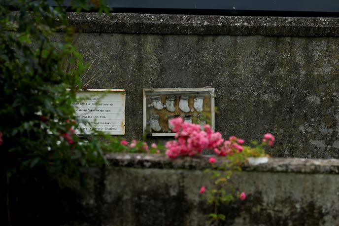 Tuam grobišče | Na območju nekdanjega doma za otroke in matere so ljudje po odkritju, da je pod njim množično grobišče, uredili spominski vrt. V njem ljudje puščajo spominke in sporočila. | Foto Reuters