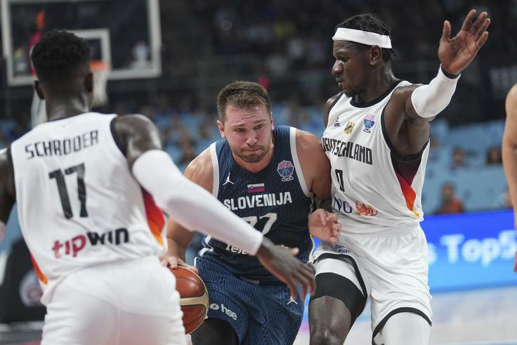 Luka Dončić je bil hudo bitko z nemškimi košarkarji, večino drugega polčasa pa zaradi štirih osebnih napak ni mogel igrati bolj zavzeto v obrambi. | Foto: Guliverimage