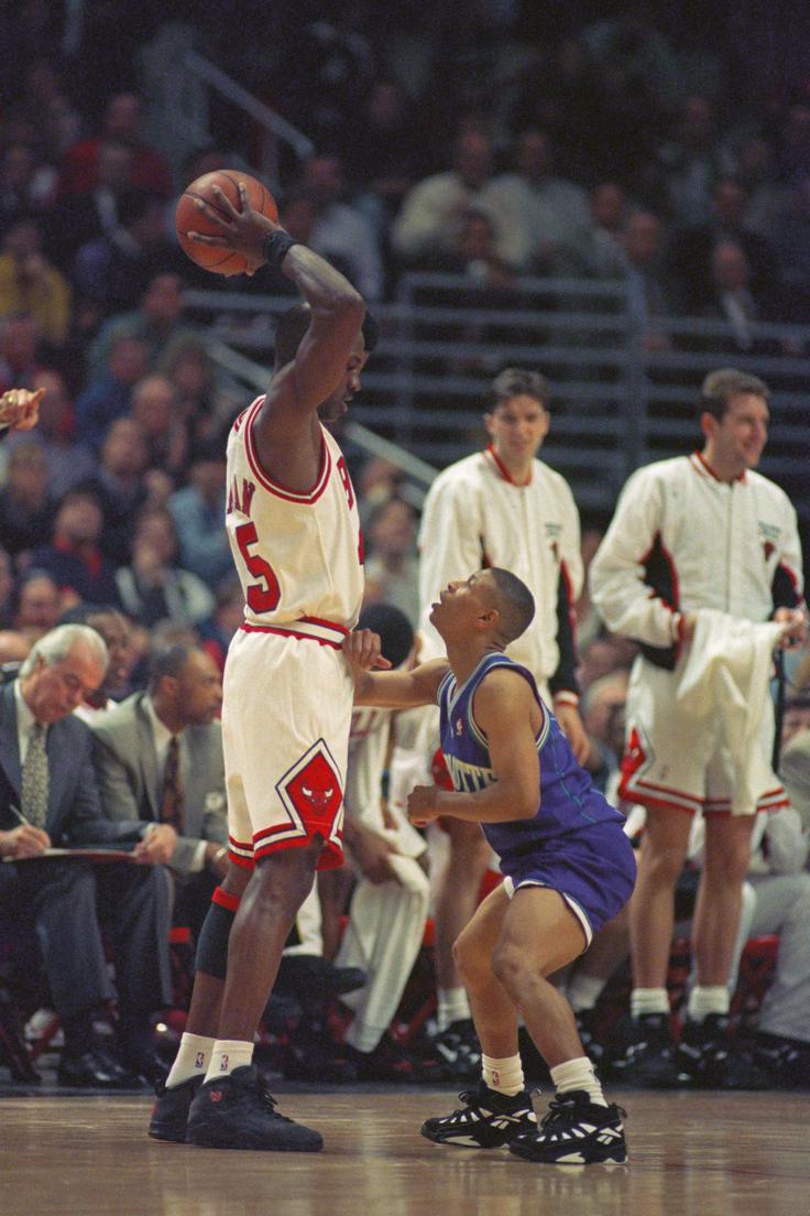 Bogues proti Jordanu. | Foto: Guliverimage
