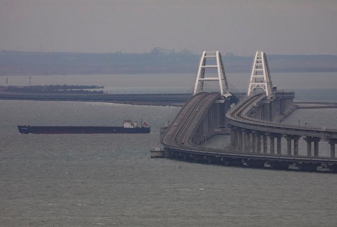 Krimski most je Rusijo stal več kot štiri milijarde evrov. | Foto: Reuters