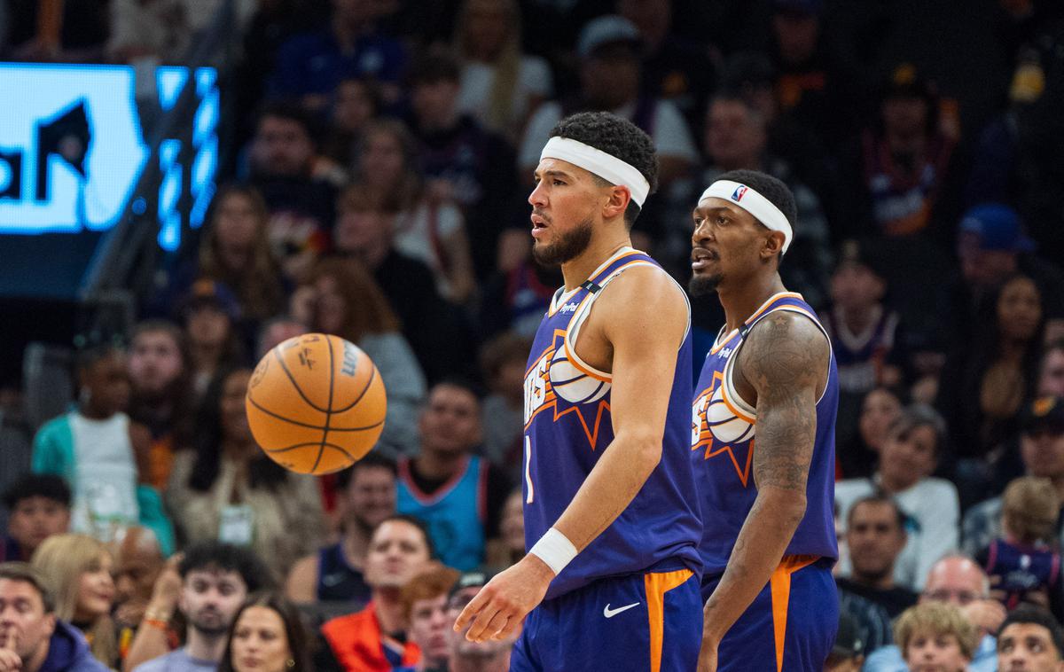 Devin Booker, Bradley Beal, Phoenix Suns | Devin Booker, Bradley Beal in njuni kolegi iz moštva Phoenix Suns nizajo poraze. | Foto Reuters