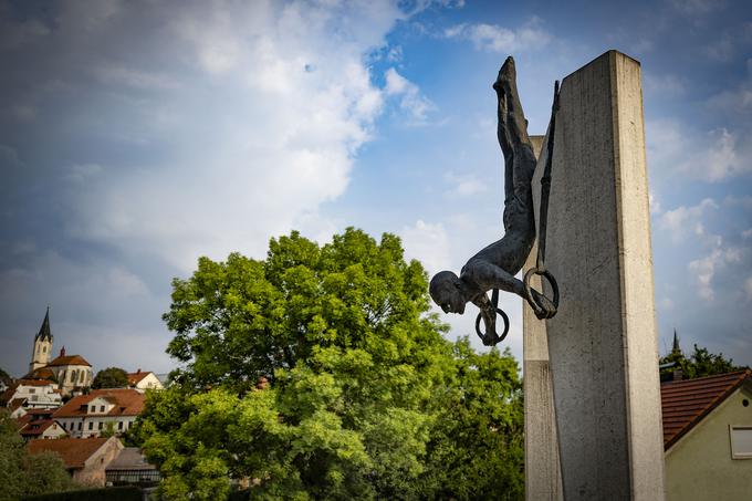 Kip Leona Štuklja na Kandijskem mostu.  | Foto: Ana Kovač