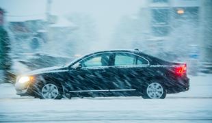Kako dobro znamo Slovenci voziti, ko nas na cesti "preseneti" sneg?