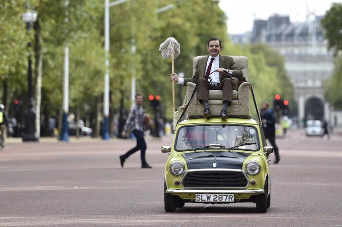 Čeprav ima v svoji zbirki številne avtomobile, ki si jih navadni smrtniki nikoli ne bomo mogli privoščiti, je najbolj prepoznaven avtomobil Rowana Atkinsona najverjetneje tale rumeni mini, ki ga je vozil v televizijski nanizanki Mr. Bean.  | Foto: Reuters