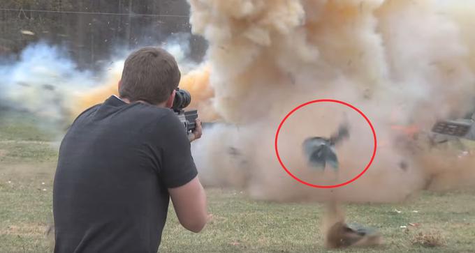 FPSRussia oziroma Kyle Myers je imel leta 2013 po strelu v avtomobil z metalcem granat neznansko srečo, da ga ni hudo poškodoval ali celo ubil velik leteč kos pločevine. Zgrešil ga je za mišjo dlako. Kliknite na fotografijo za videoposnetek. | Foto: YouTube