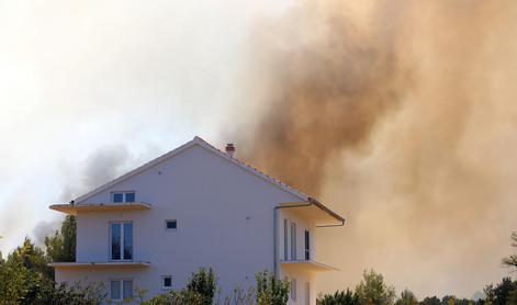 V Dalmaciji izbruhnil požar: evakuirali prebivalce, na delu so kanaderji