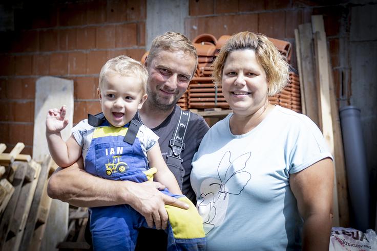 Mlada družina se veseli prihoda novega člana v avgustu. "Dojenček pride," pove Ian. | Foto: Ana Kovač