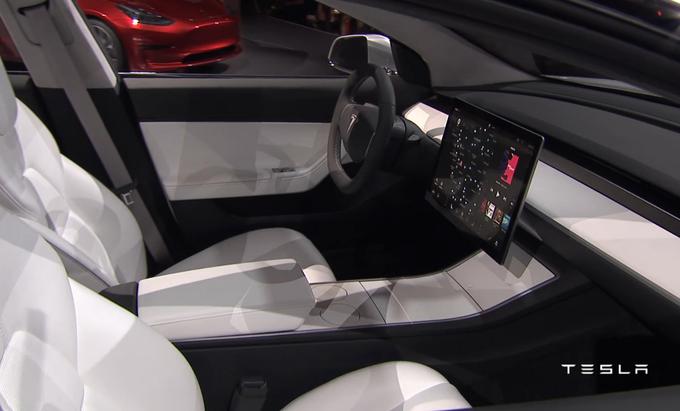 Notranjost predstavljenega modela 3 je še futuristična, a napoveduje zvestobo velikemu digitalnemu zaslonu. | Foto: 