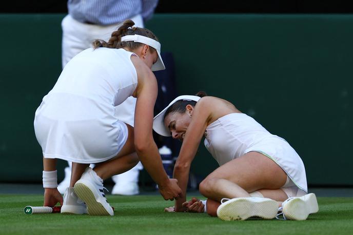 Jelena Ribakina Alize Cornet | Alize Cornet je v solzah in bolečinah obležala, a nato vendarle nadaljevala z dvobojem. | Foto Reuters