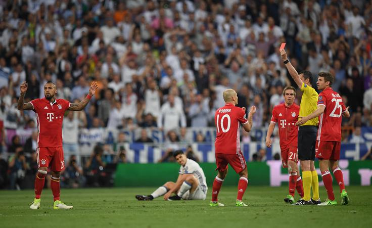 Viktor Kassai je paral živce nogometašem Bayerna, ki niso mogli verjeti, zakaj je v 84. minuti izključil Artura Vidala. | Foto: Guliverimage/Getty Images