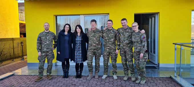 Slovenski vojaki pred LOT Hišo v družbi prevajalk | Foto: 