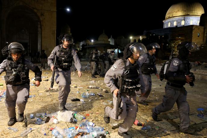 Jeruzalem | Spopadi med Palestinci in izraelskimi varnostnimi silami so izbruhnili na Tempeljskem griču v starem delu Jeruzalema. | Foto Reuters