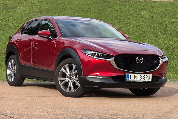 Mazda CX-30: še vedno odličen, vsaj malo tudi premijski in po meri voznikov stare šole