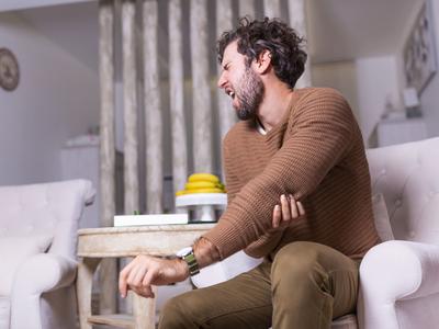 Bolečine v komolcu: zakaj nastanejo in kako jih odpraviti s fizioterapijo