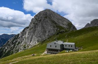 Zakaj je oskrbnik koče včasih videti, kot da ga je povozil vlak