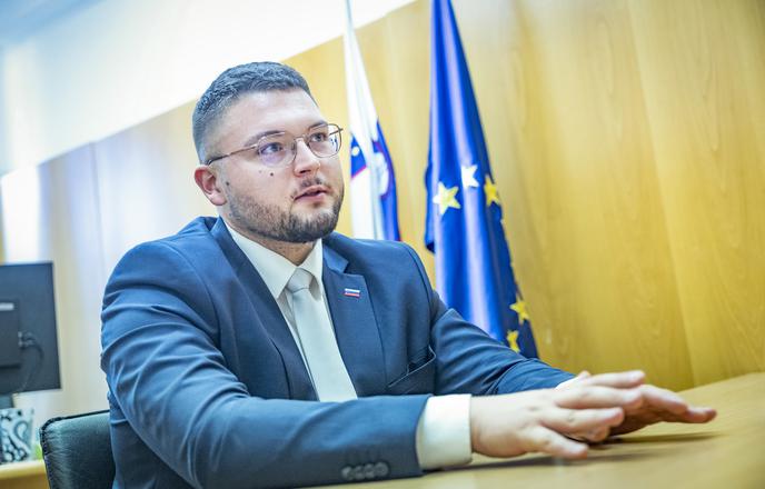Poslanec SDS brez dlake na jeziku: Bom kar naravnost povedal