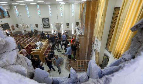 Oder v sinagogi pod seboj pokopal dve osebi, na desetine ranjenih #video