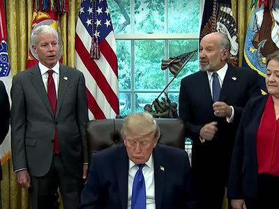 Trump govoril o zaspanem Bidnu, nato pa sam zaspal pred kamerami #video