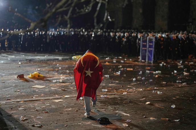 Turčija protesti | Po petkovih protestih v več turških mestih in Istanbulu, kjer se je po aretaciji istanbulskega župana Ekrema Imamogluja po podatkih opozicije zbralo 300 tisoč ljudi, je policija prijela 343 ljudi. | Foto Guliverimage