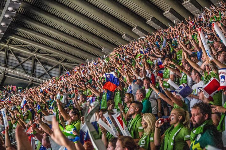 Slovenska navijaška mrzlica v dvorani Sinan Erdem. | Foto: Vid Ponikvar