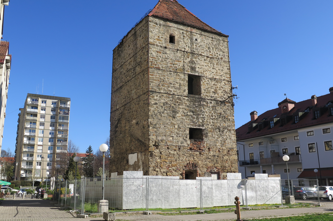 Stolp kvadratne oblike so meščani zgradili leta 1460. Ime je dobil po mariborskih pivovarjih Tscheligijih, saj je v 18. stoletju v njem začela obratovati prva mariborska pivovarna. | Foto: STA ,
