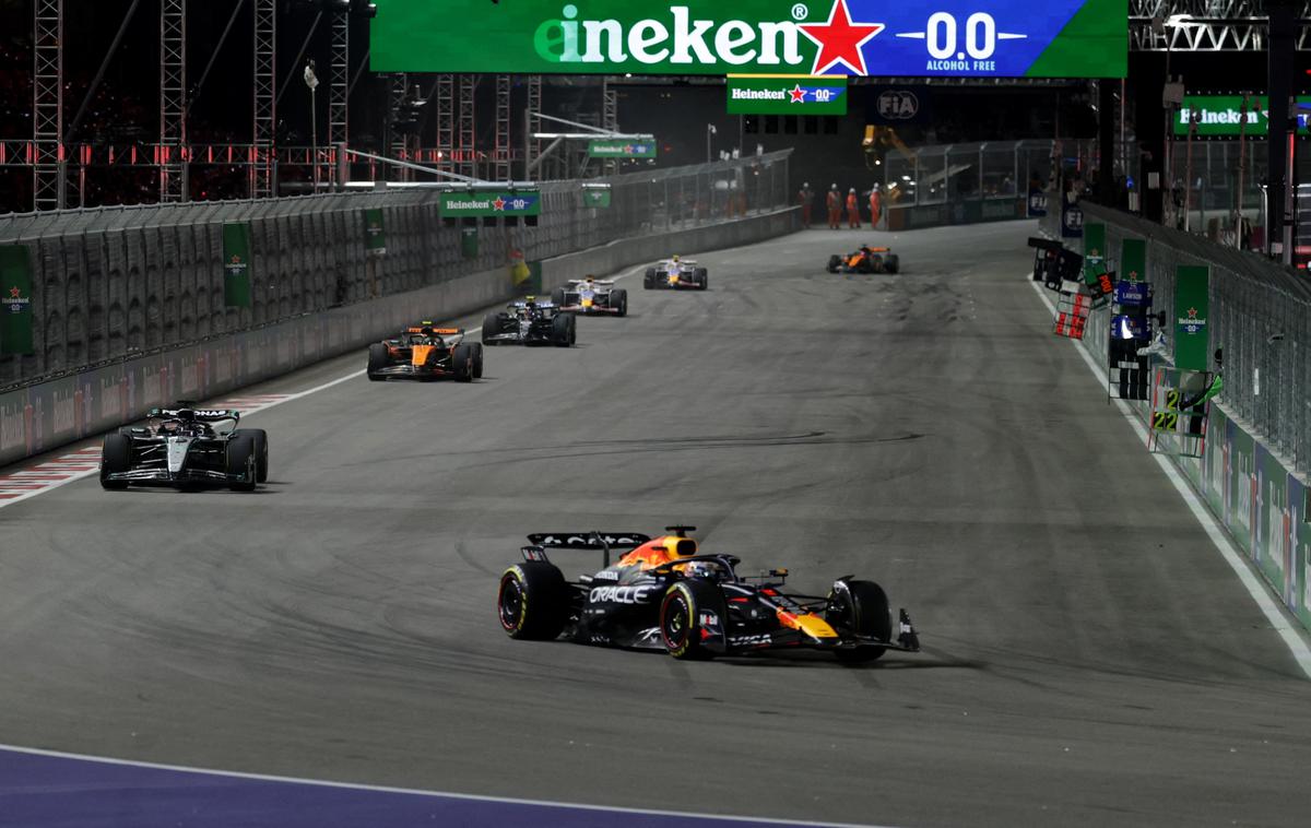 Las Vegas Max Verstappen Red Bull | Max Verstappen je iz prvega zavoja povedel pred dirkačem Mercedesa, Lando Norris je zdrsnil na tretje mesto. | Foto Reuters