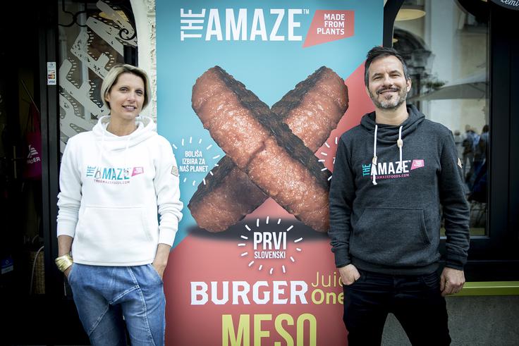 The Amaze burger Juicy one je prvi rastlinski burger v Sloveniji. Je plod slovenskega znanja in lokalnega razvoja. Ves proizvodni proces poteka v Sloveniji.  | Foto: Ana Kovač