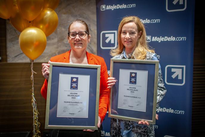 Ugledni delodajalec 2022 | Predstavnici Telekoma Slovenije, Lea Šmigoc in Mateja Matzele Golob, sta prejeli priznanje za top 10 uglednih delodajalcev in priznanje za najuglednejšega delodajalca v panogi telekomunikacije in omrežja. | Foto Gaja Hanuna