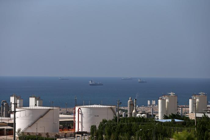 Iran, nafta | Sankcije vključujejo prepoved uvoza, kupovanja in transporta surove nafte, zemeljskega plina, petrokemičnih in naftnih proizvodov ter s tem povezanih storitev. Znova sta prepovedana tudi prodaja in zagotavljanje ključne opreme, ki se uporablja v energetskem sektorju, ter zlata, drugih žlahtnih kovin in diamantov. | Foto Guliverimage