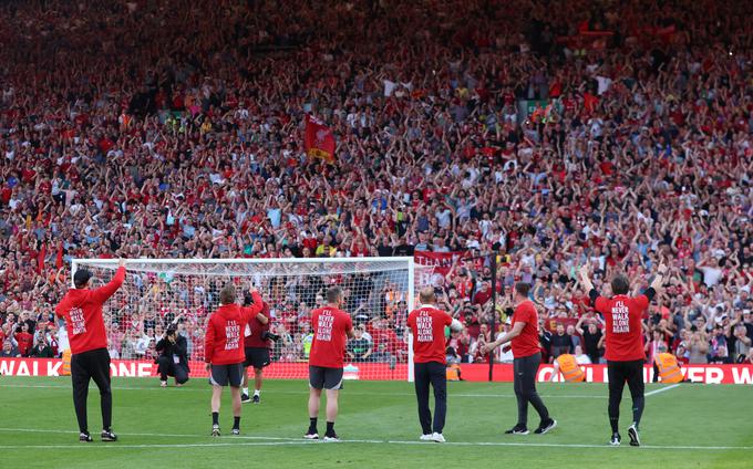 Klopp s trenerskim štabom ob slovesu od Anfielda | Foto: Reuters