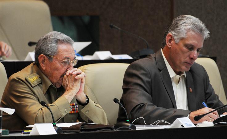Raula Castra (levo) bo nasledil Miguel Diaz-Canel (desno). | Foto: Reuters