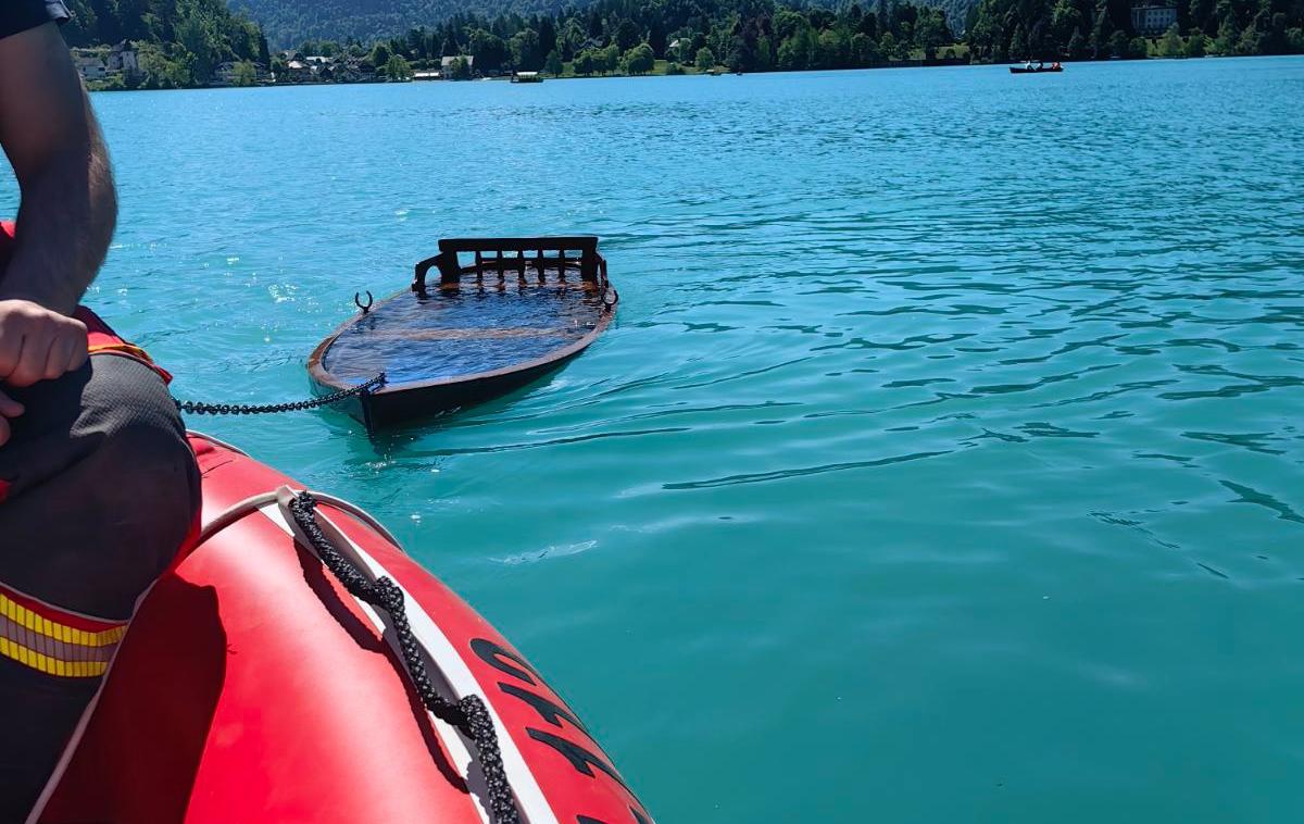 Čoln Bled | Potnike so rešili in jih z reševalnim čolnom prepeljali do obale.  | Foto Gasilci Bled/FB