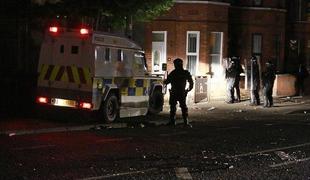 Po tretji noči nemirov v Belfastu severnoirski premier poziva k miru