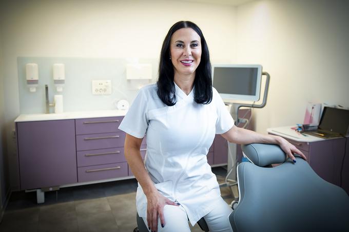 Dr. Helena Komljanec iz Ortodontije Koper poudarja pomen redne in temeljite ustne higiene v času ortodontskega zdravljenja. | Foto: Ana Kovač