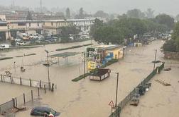 Pri naših sosedih se že borijo s poplavami, otok odrezan od sveta