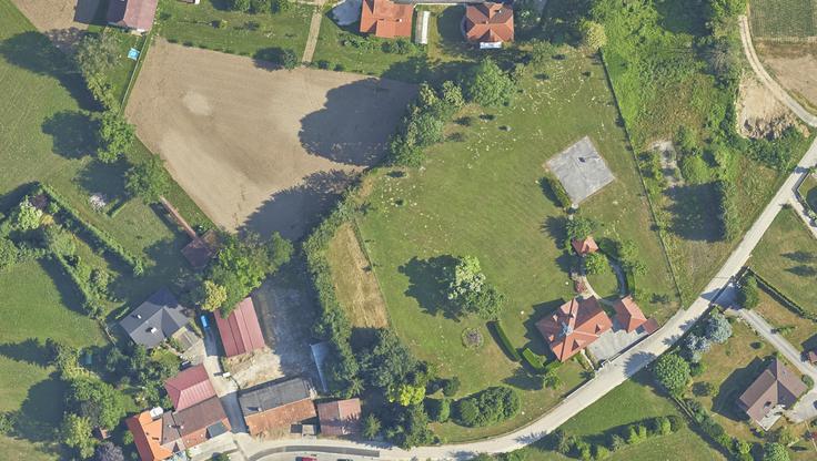 Satelitski posnetek stare hiše, na katerem je vidno tudi košarkarsko igrišče. Dončić je s hišo kupil tudi zemnljišča, velika skoraj 9.000 kvadratnih metrov. | Foto: Google maps