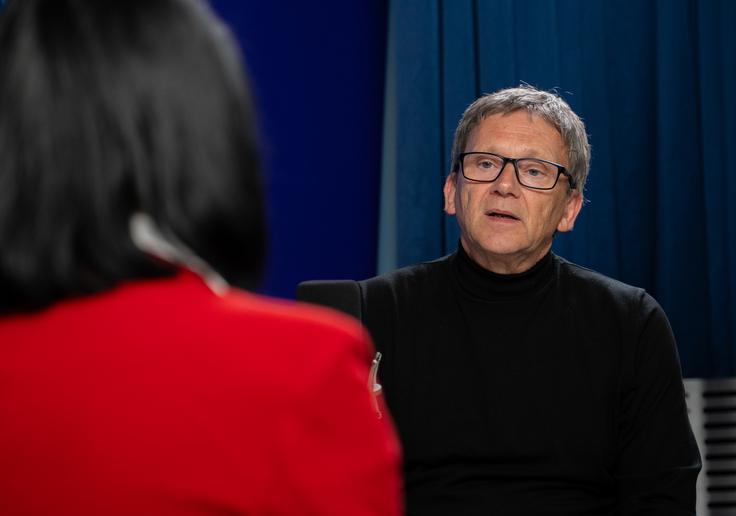 Predpostavka varnosti in stabilnosti je v sedanjih razmerah pomembna vrednota, tudi v globalnem kontekstu. Po oceni dr. Sama Uhana taktika dela opozicije s katastrofičnim narativom ni posebej uspešna, saj empirični podatki, tudi iz Eurobarometra, kažejo razmeroma veliko zadovoljstvo ljudi z razmerami ob seveda, dolžni kritičnosti. | Foto: Liam Toni Šironjič