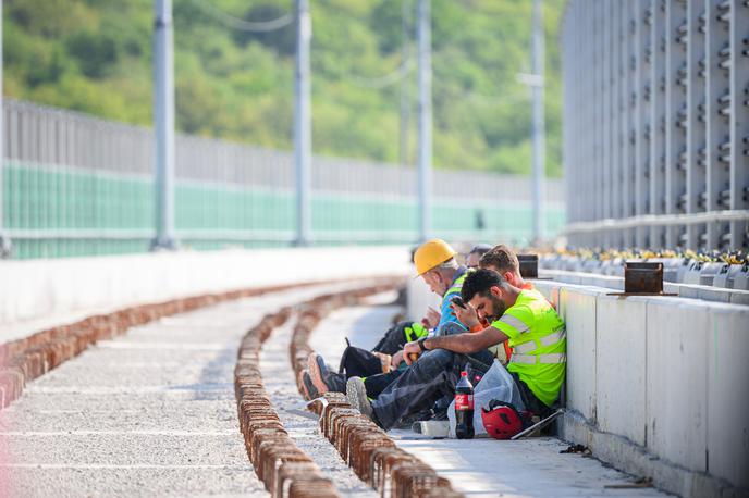 2dtk delavci turki | Okoli 40 turških delavcev gradbenega podjetja Yapi Merkezi je po poročanju TV Slovenija z javnim pismom opozorilo, da jih delodajalec od 21. marca zadržuje v delavskem naselju v Orehku in da so deležni poskusov ustrahovanja. | Foto STA