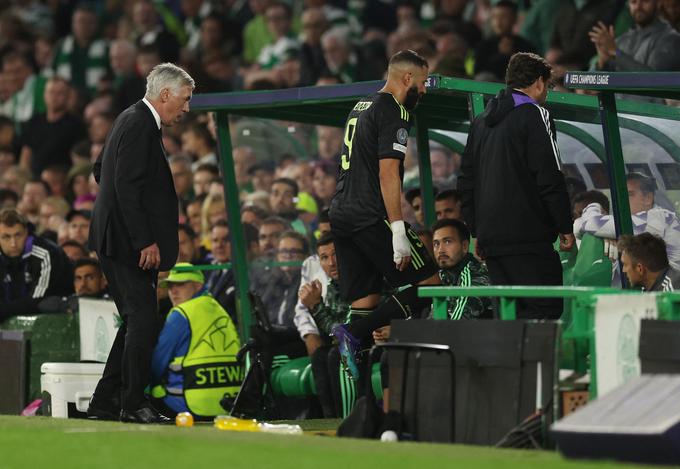 Karim Benzema je zaradi poškodbe kolena zapustil igrišče že po 30 minutah. | Foto: Reuters