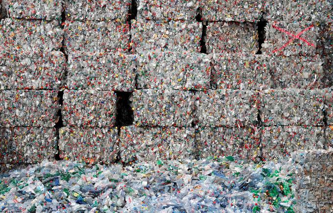 Enormne količine plastike ostajajo tudi na dvoriščih sortirnic. Plastika, ki ni primerna za predelavo, mora na sežig, a sežigalnice v Sloveniji še vedno nimamo, odvisni smo od tujine. | Foto: Reuters