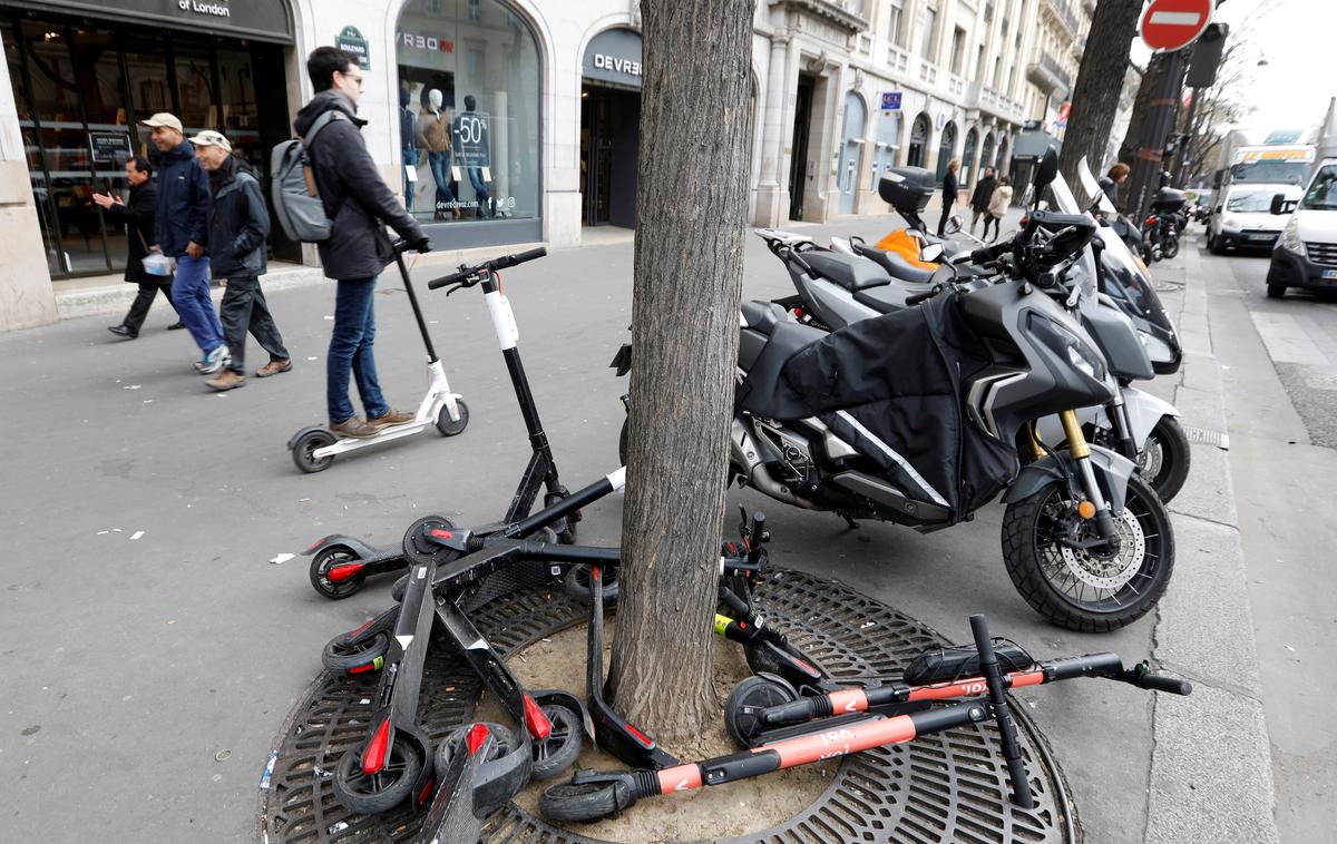 električni skiro Pariz | Glede na ocene je v francoski prestolnici trenutno na voljo za izposojo okoli 15 tisoč električnih skirojev, glede na trend pa naj bi jih bilo do konca leta 40 tisoč. | Foto Reuters