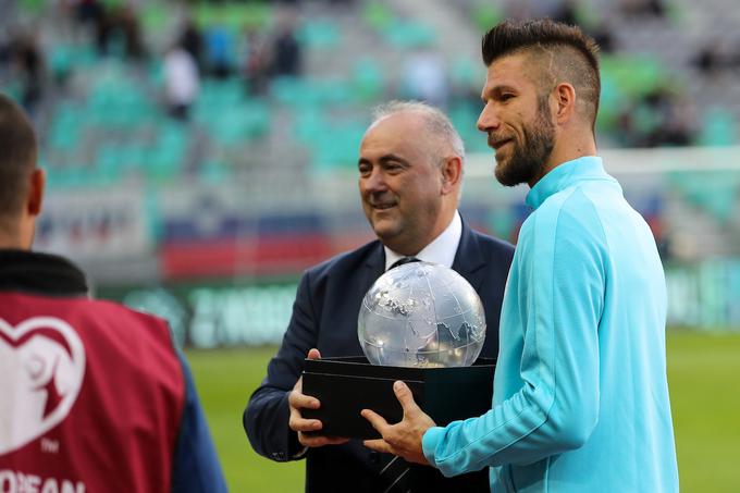 Pred tekmo je prejel darilo iz rok predsednika Nogometne zveze Slovenije Radenka Mijatovića. | Foto: Vid Ponikvar