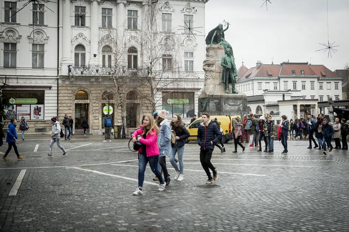 Prešernov trg | Dodatek za veliko družino s tremi otroki bo 510,35 evra, za veliko družino s štirimi ali več otroki 620,16 evra, pomoč ob rojstvu otroka 441,60 evra.  | Foto Ana Kovač