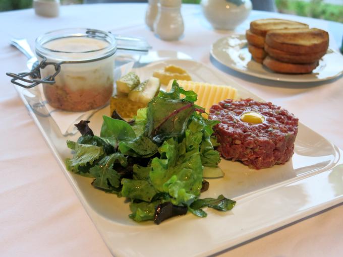 Tatarski biftek in "terrine de campagne" v kozarčku | Foto: Miha First