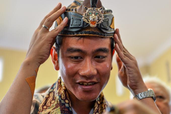  Indonezijci so skeptični zaradi kandidature Widodojevega starejšega sina, 36-letnega Gibrana Rakabuminga Rake, ki se za položaj podpredsednika poteguje na isti listi kot Subianto, saj da na ta način poskušajo vzpostaviti politično dinastijo, poroča francoska tiskovna agencija AFP. | Foto: Reuters
