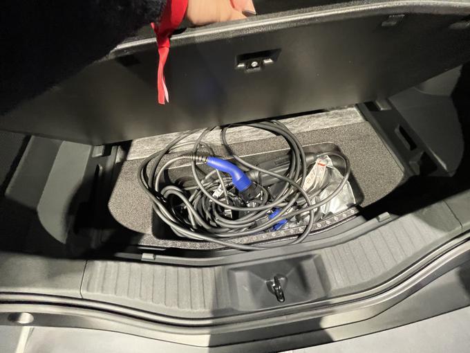 Polnilni kabel bo treba hraniti v prtljažniku ali v zelo plitkem dvojnem dnu. Avtomobil žal nima sprednjega prtljažnika.  | Foto: Gregor Pavšič